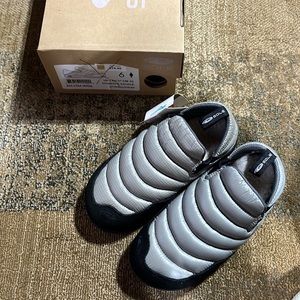 SOLE Womens Exhale Shoes / Slippers